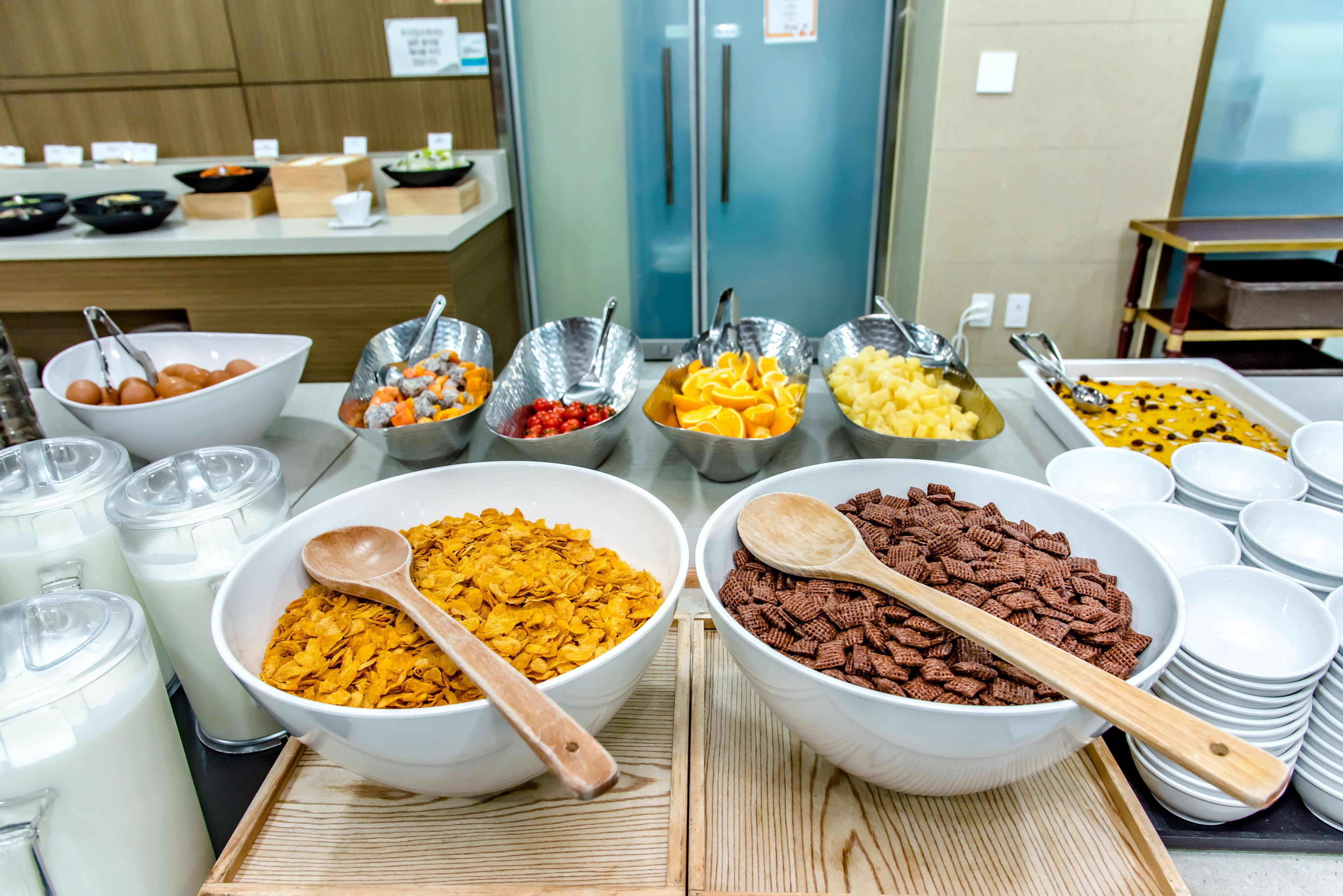 Een buffet met diverse gerechten en drankjes.