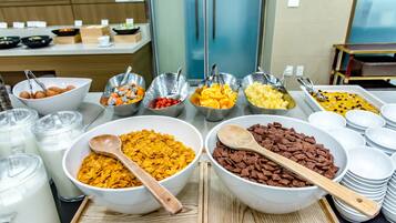 Een buffet met diverse gerechten en drankjes.