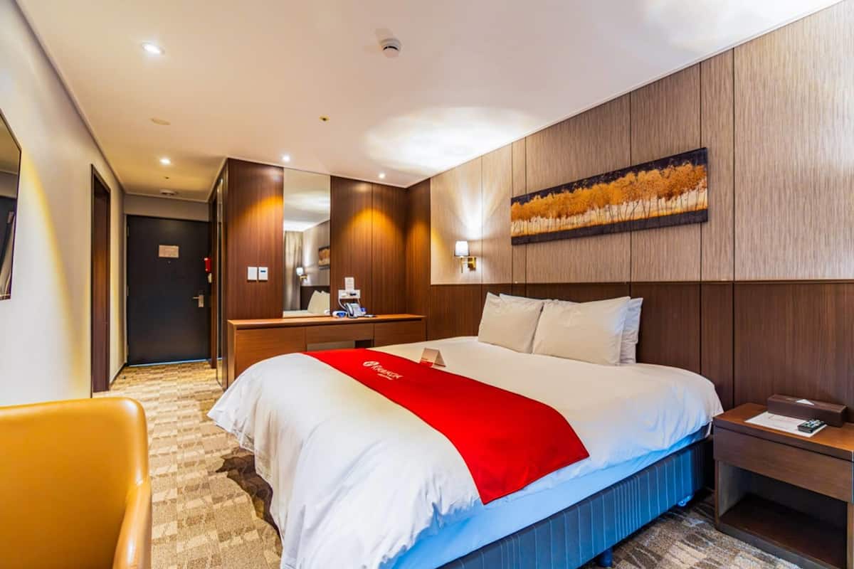 Suite, 1 Double Bed, Non Smoking | In-room safe, desk, blackout drapes, soundproofing