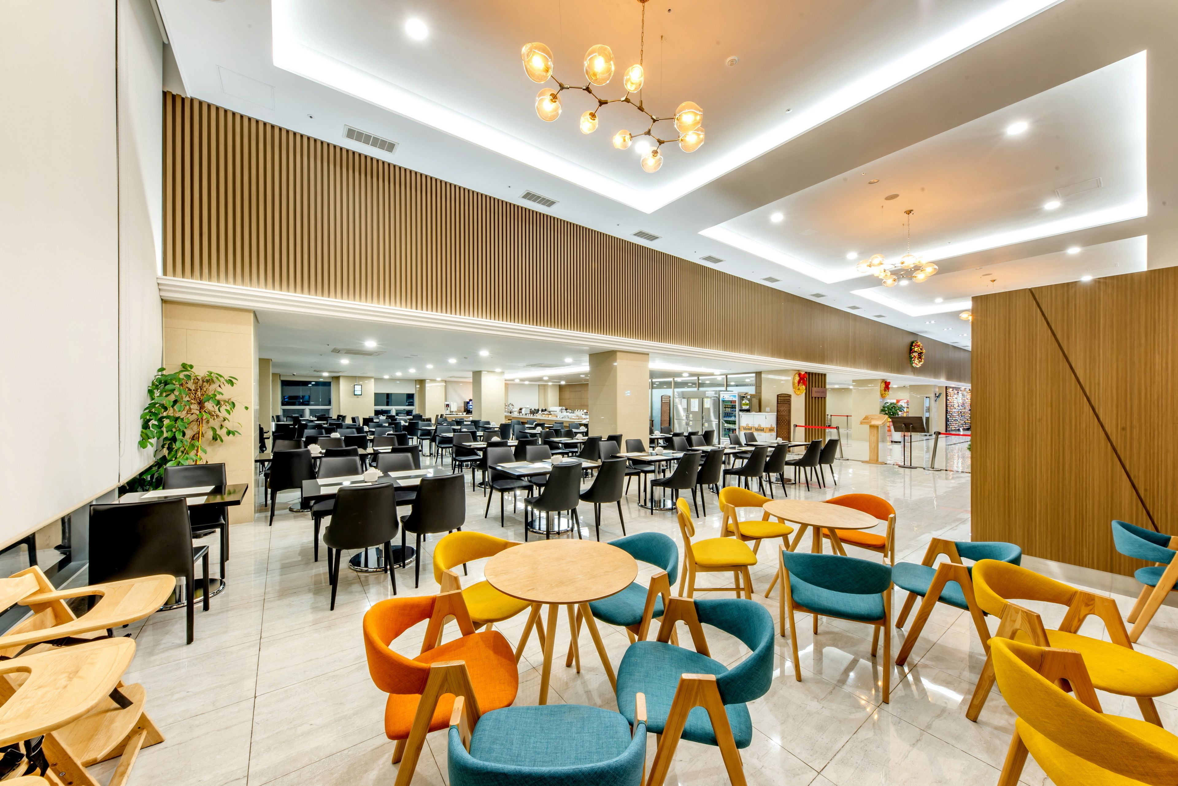 每日供應自助早餐 (費用另計)