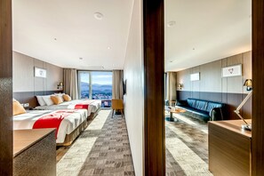 Caja de seguridad en la habitación, escritorio y cortinas blackout 