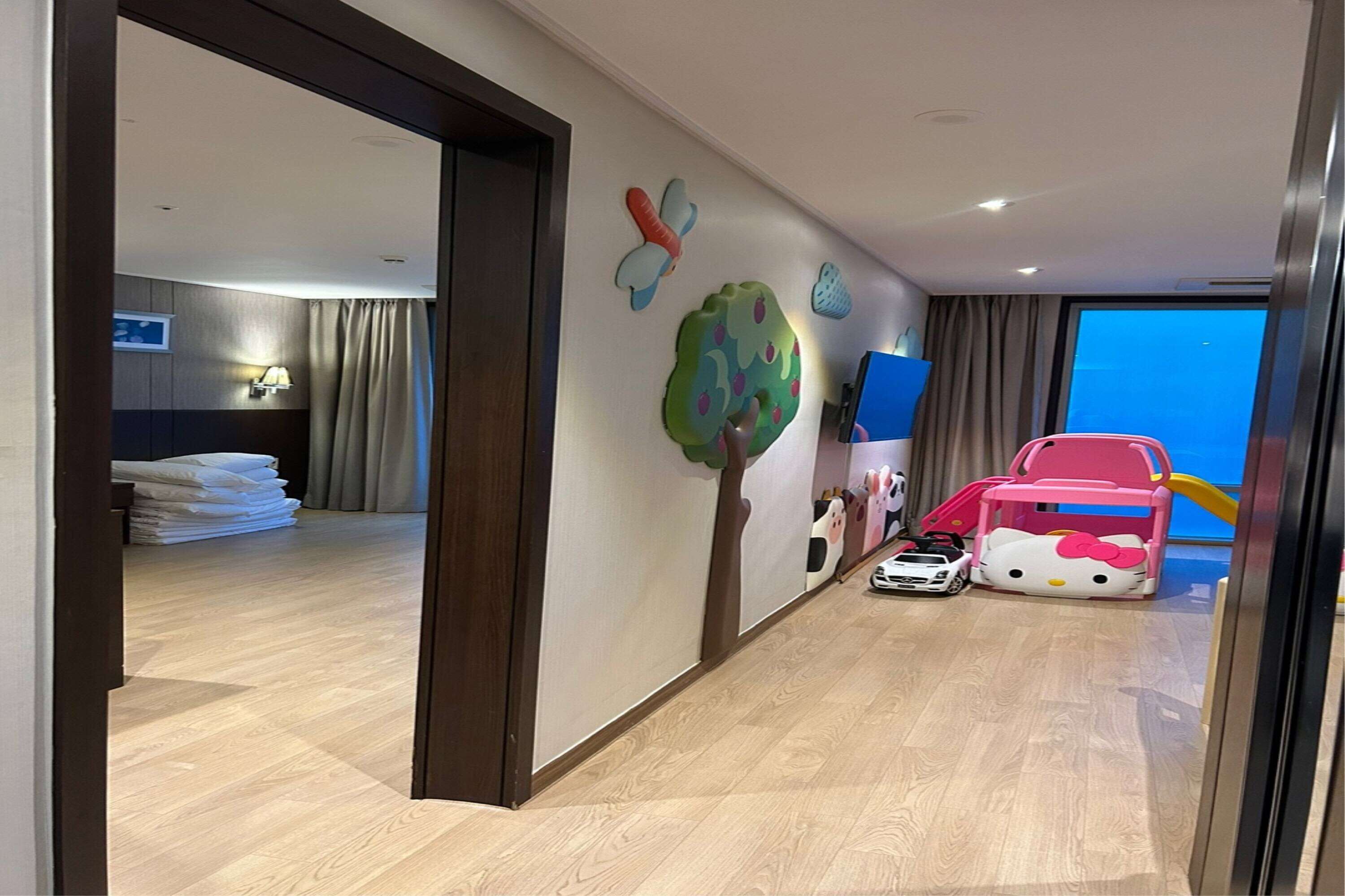 In-room safe, desk, blackout drapes, soundproofing