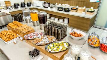 Sarapan prasmanan setiap hari dengan biaya tambahan