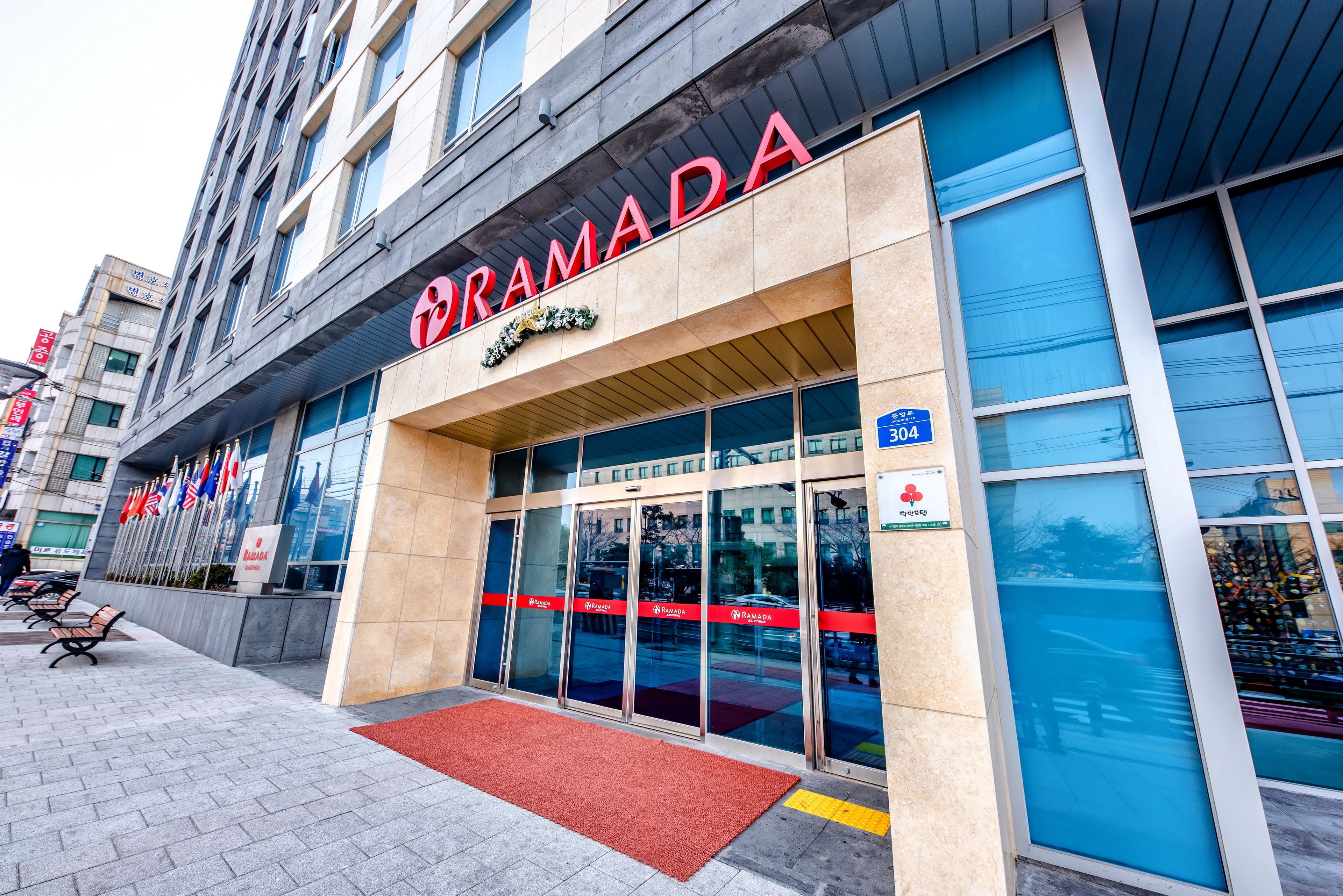 Ramada by Wyndham Jeju City Hall 304 Jungang-roのホテル外観