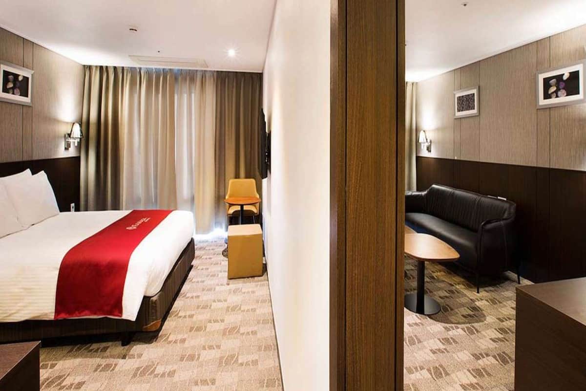 Suite, 1 tweepersoonsbed, niet-roken | Een kluis op de kamer, een bureau, verduisterende gordijnen
