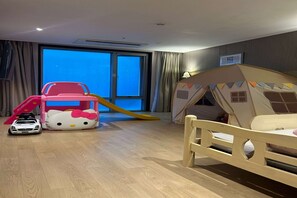 In-room safe, desk, blackout curtains, soundproofing - Ramada Jeju City Hall (Jeju City)