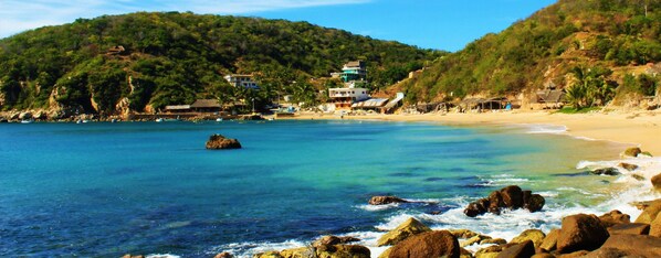 Rannalla, aurinkotuoleja, aurinkovarjoja, snorklausmahdollisuus