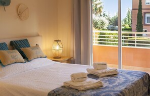 2 Schlafzimmer, Schreibtisch, Bügeleisen/Bügelbrett