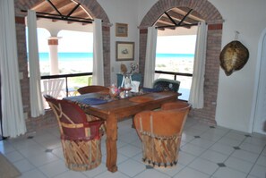 House, 4 Bedrooms | In-room dining