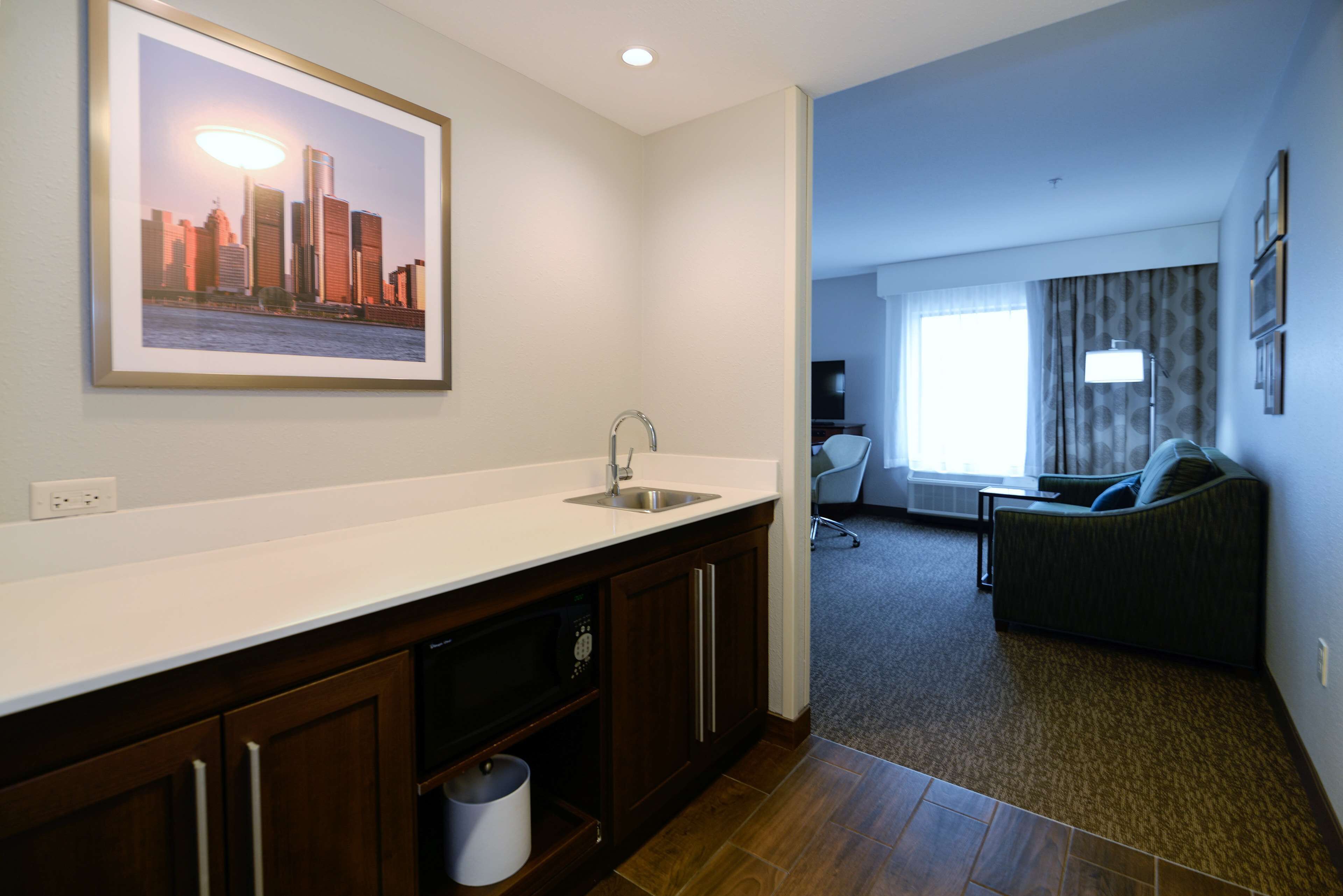 studio, 1 king bed, refrigerator & microwave (wet bar) | minibar