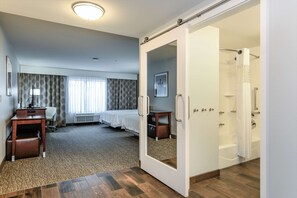 Zimmer, 2 Queen-Betten, barrierefrei, Badewanne | Zimmersafe, Bügeleisen/Bügelbrett, kostenlose Babybetten
