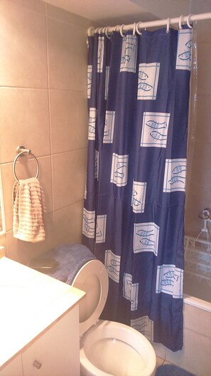 Standard-Apartment, 1 Schlafzimmer, eigenes Bad | Badezimmer | Dusche, kostenlose Toilettenartikel, Haartrockner, Handtücher