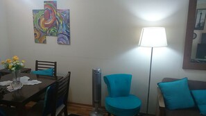 Standard-Apartment, 1 Schlafzimmer, eigenes Bad | Wohnbereich | 32-Zoll-LED-Fernseher mit Kabelempfang, Fernseher