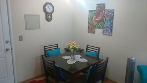 Apartamento estándar, 1 habitación, baño privado | Zona de estar | Televisión LED de 32 pulgadas con canales por cable, una televisión
