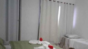 Minibar y cortinas opacas