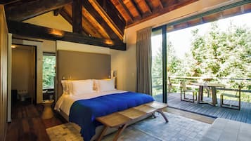 Premium bedding, down duvets, free minibar items, in-room safe