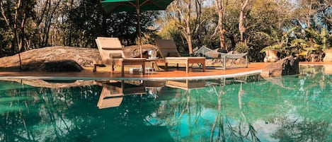 Piscine couverte, piscine extérieure, chaises longues