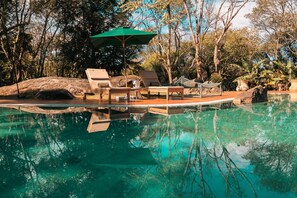 室內游泳池和室外游泳池，開放時間為 09:00 至 19:00，提供日光浴躺椅