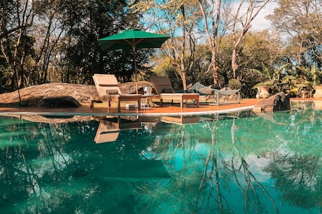 Una piscina techada, una piscina al aire libre