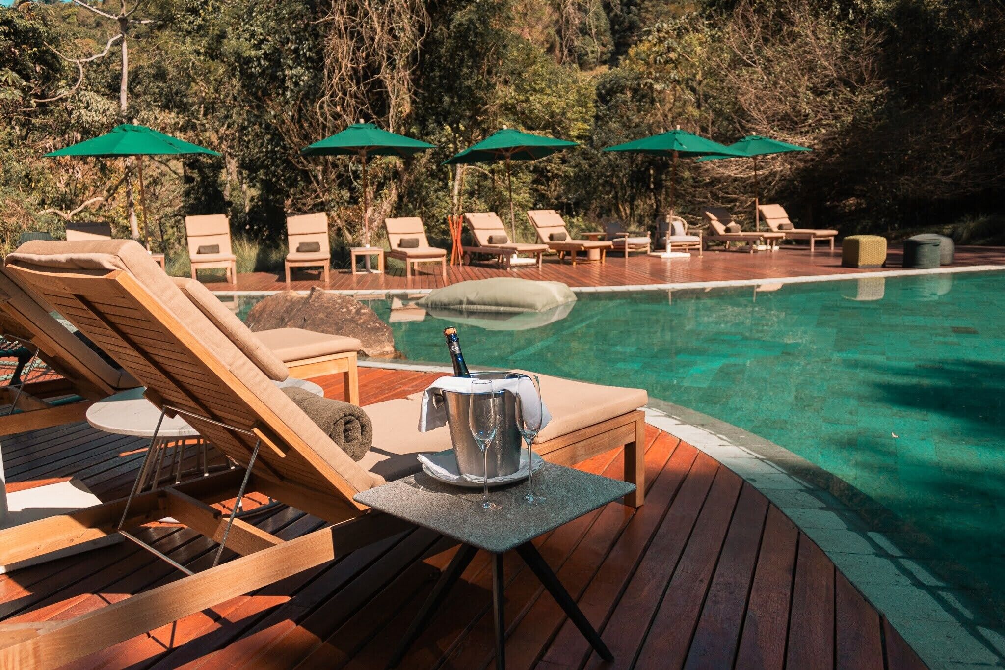 Una piscina cubierta, una piscina al aire libre, tumbonas