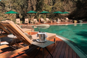 Innenpool, Außenpool, geöffnet von 09:00 Uhr bis 19:00 Uhr, Liegestühle