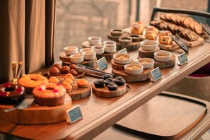 Tägliches inbegriffenes nach Wunsch zubereitetes Frühstück