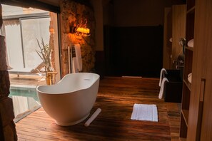 Luxe villa | Badkamer | Een diep bad, gratis toiletartikelen, een haardroger, badjassen