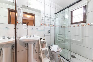 Tradisjonelt dobbeltrom | Bad | Hårføner, håndklær, såpe og sjampo