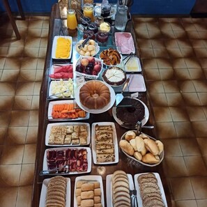 بوفيه فطور مجانًا يوميًا