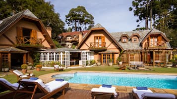 Piscina externa, espreguiçadeiras