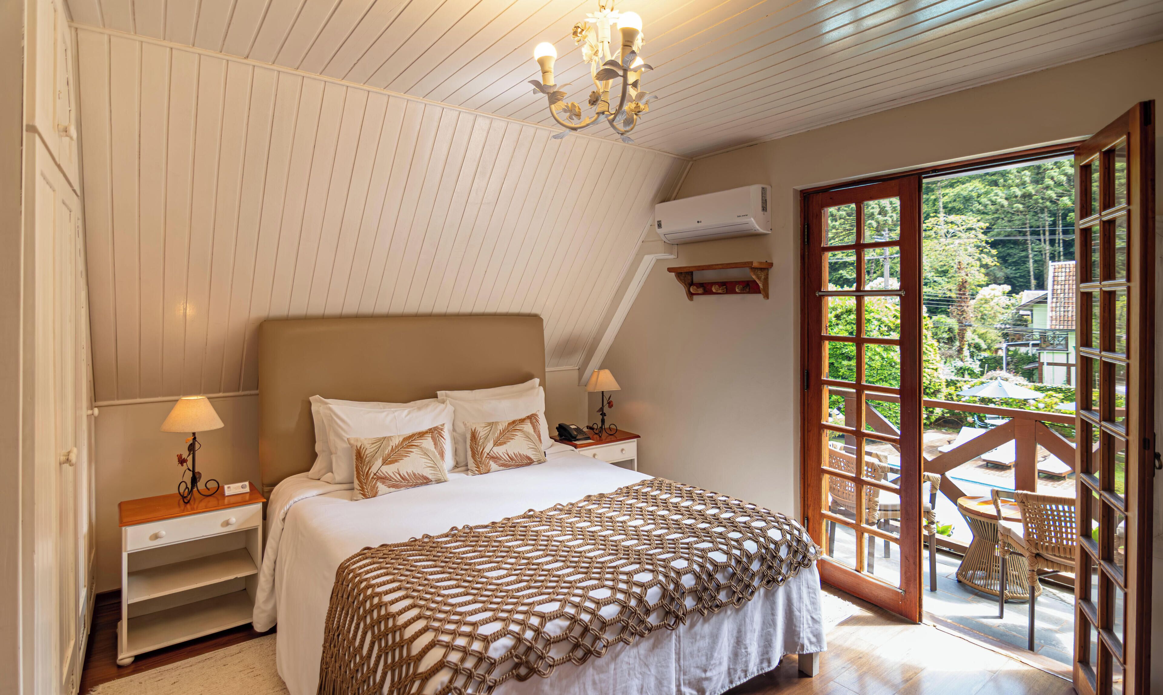 Apartamento Lodge Duplo Premium | 1 bedroom, minibar, in-room safe, blackout drapes