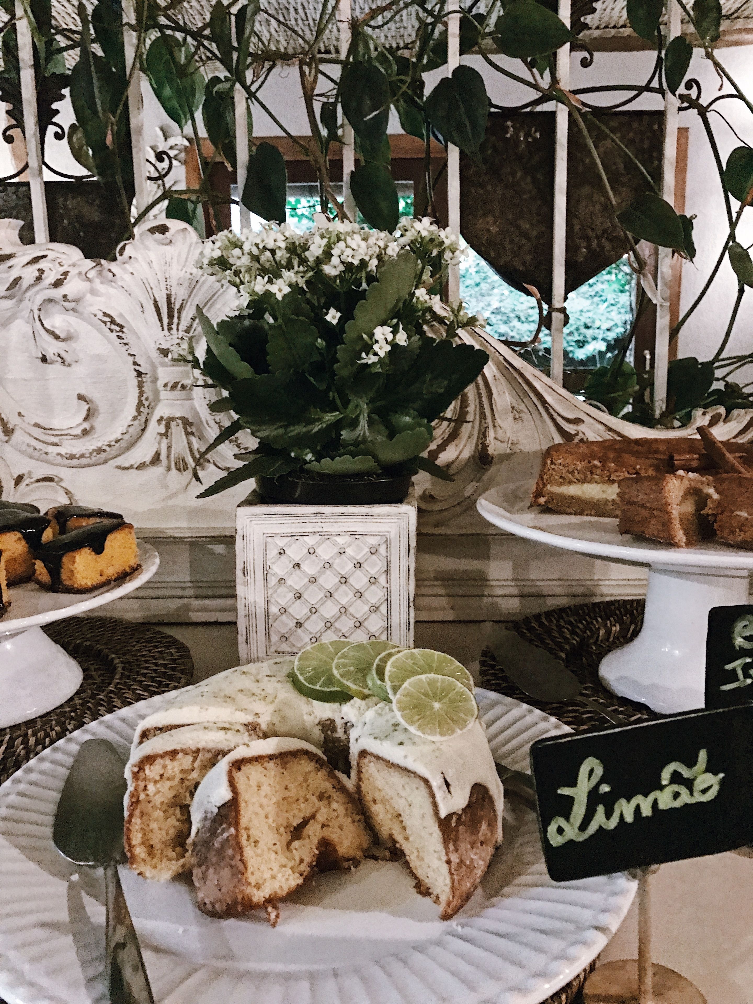 A dessert display with cakes and a sign that reads "limão".
