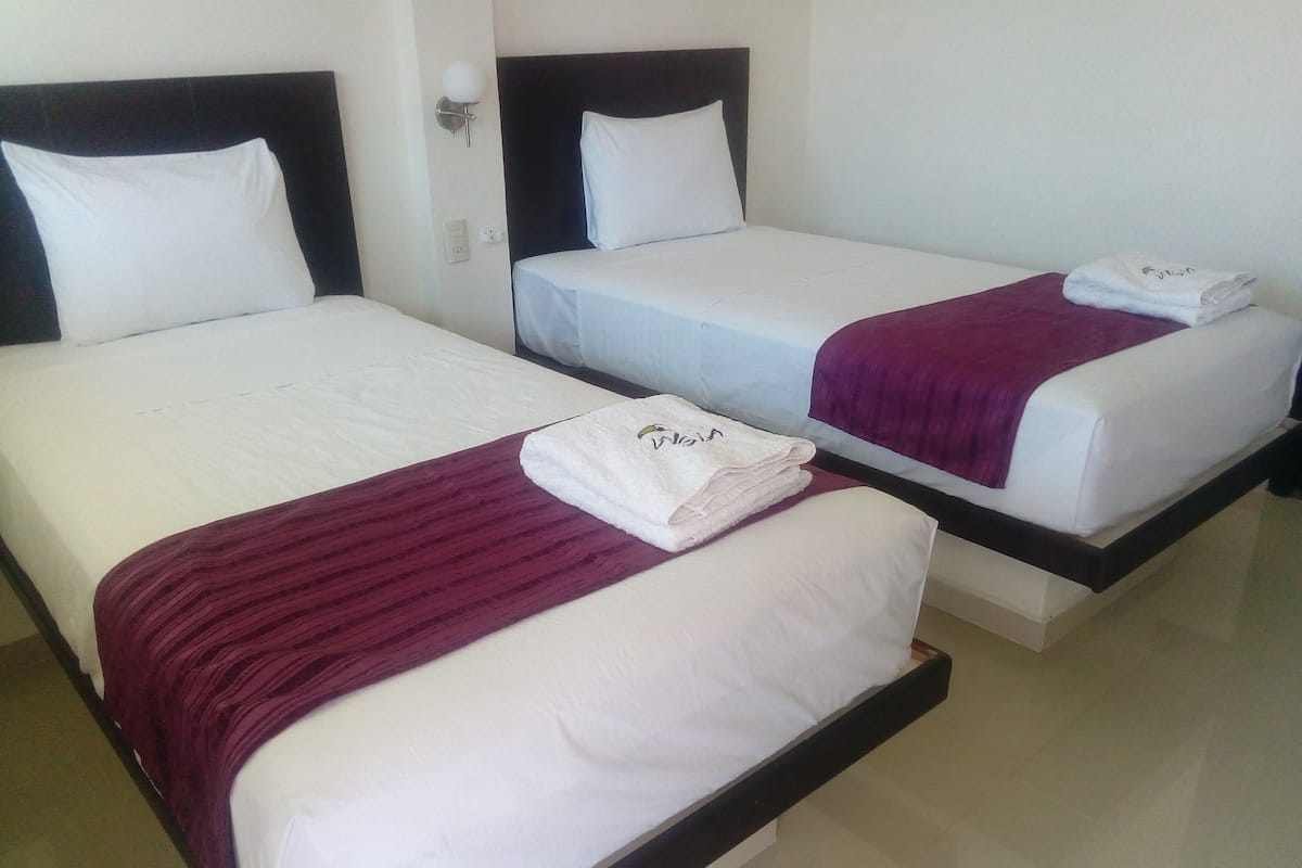 Phòng đơn, 2 giường đơn | Bàn, bàn ủi/dụng cụ ủi quần áo, truy cập Internet không dây miễn phí