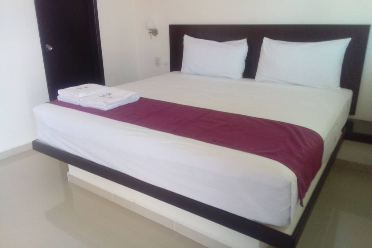 Phòng Tiêu chuẩn, 1 giường cỡ king | Bàn, bàn ủi/dụng cụ ủi quần áo, truy cập Internet không dây miễn phí