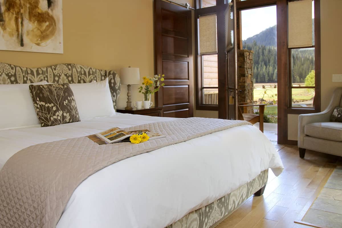 Ropa de cama de alta calidad y tabla de planchar con plancha 