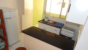 Refrigerador, horno, utensilios de cocina
