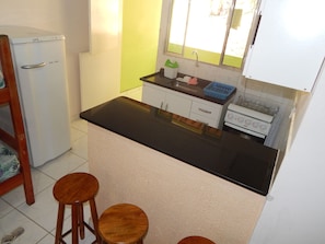 Refrigerador, horno, utensilios de cocina