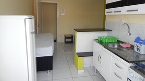 Refrigerador, horno, utensilios de cocina