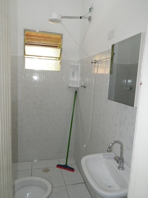 Room | Bathroom | Shower, towels - Chalés Margarida (Ubatuba)