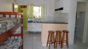 Refrigerador, horno, utensilios de cocina