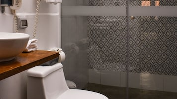 Superior tweepersoonskamer | Badkamer | Een douche, een regendouche, handdoeken, zeep