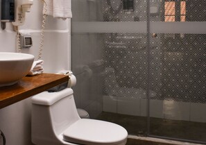 Superior Double Room | Bathroom | Shower, rainfall showerhead, towels, soap - Nodo Cusco Garcilaso (Cusco)