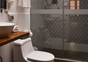 Ducha, cabezal de ducha tipo lluvia, toallas, jabón