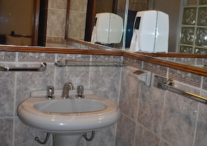 Standard Twin Room | Bathroom | Shower, rainfall showerhead, towels, soap