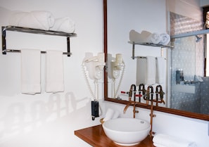 Habitación doble estándar | Baño | Regadera, regadera tipo lluvia, toallas, jabón