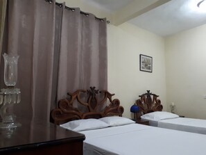 Kamer, 1 twee- of 2 eenpersoonsbedden | Een minibar, een strijkplank/strijkijzer, beddengoed