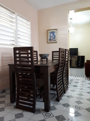 Dagelijks continentaal ontbijt (USD 5 per persoon)