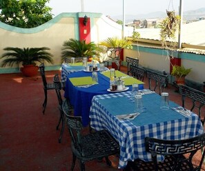 Se sirven desayunos, comidas, cenas y cocina cubana 