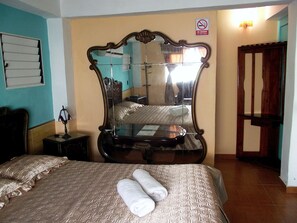 Habitación con 1 cama matrimonial o 2 individuales | Minibar y caja de seguridad en la habitación 