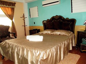 Habitación con 1 cama matrimonial o 2 individuales | Minibar y caja de seguridad en la habitación 